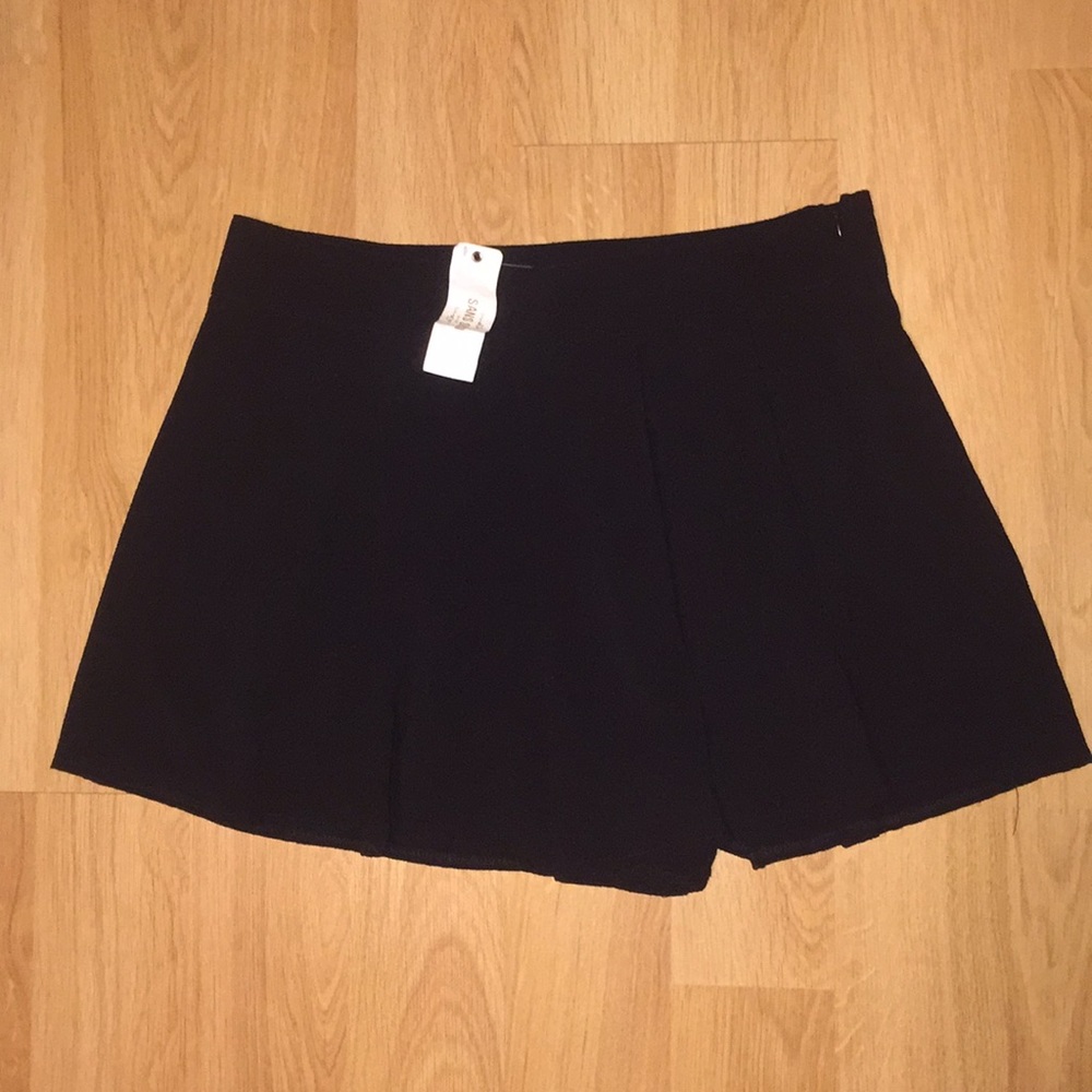 🎀 NWT black shorts/skirt 🎀